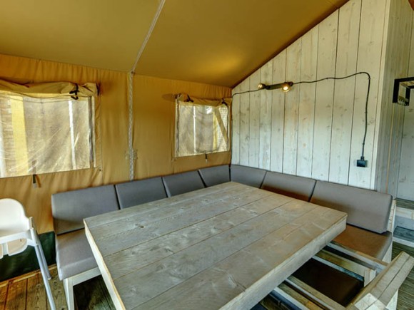 tentlodge interieur eethoek.jpg